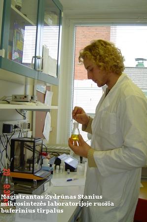 Magistrantas Žydrūnas Stanius mikrosintezės laboratorijoje ruošia buferinius tirpalus