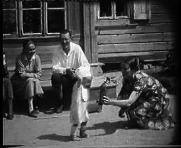 Kadras iš kino filmo. Putvinskių šeima Graužikų dvare 1934 metais. Iš kairės: S. Putvinskaitė- Marcinkevičienė-Mantautienė (?), V. Pūtvis, O. Putvinskaitė- Tercijonienė su vaiku