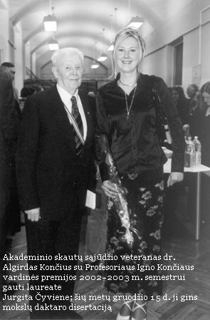 Akademinio skautų sąjūdžio veteranas dr. Algirdas Končius su Profesoriaus Igno Končiaus vardinės premijos 2002–2003 m. semestrui gauti laureate Jurgita Čyviene; šių metų gruodžio 15 d. ji gins mokslų daktaro disertaciją