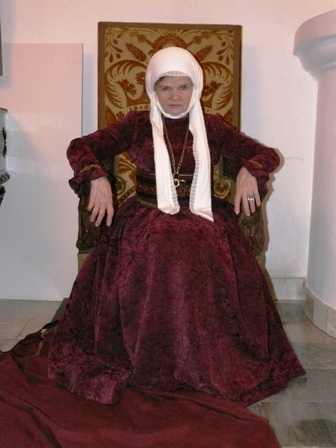 Aktorė Olita Dautartaitė karalienės Bonos vaidmenyje