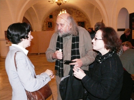 Spektaklį pagal Liucijos Armonaitės (dešinėje) pjesę „Bona Sforca. Atsisveikinimas“ aptaria režisierius Gytis Padegimas ir Lenkų instituto direktorė Malgožata Kasner