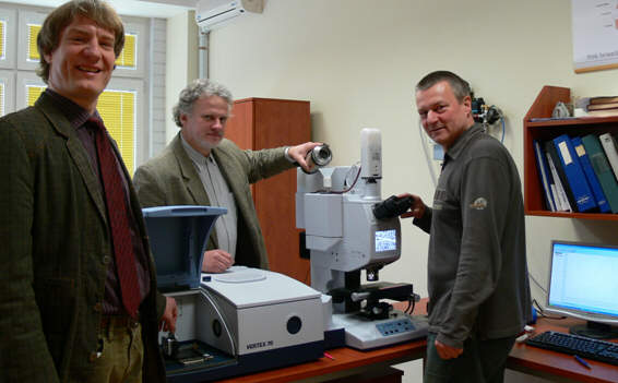 Vilniaus universiteto Bendrosios fizikos katedroje tarptautinė ekspertų komanda baigia įdiegti spektrinį kompleksą, skirtą mikroskopinių objektų infraraudonųjų atvaizdų registravimui. Iš kairės į dešinę: dr. Gerald Steiner (Drezdeno technikos universitetas), doc. Valdas Šablinskas (Vilniaus universitetas), Frank Koschine („Bruker“, Vokietija) 