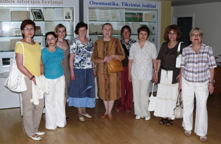 Lietuvių kalbos instituto direktoriaus pavaduotoja prof. Grasilda Blažienė (ketvirta iš kairės) kartu su Rusijos valstybinio Imanuelio Kanto universiteto delegacijos narėmis   