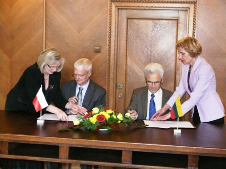 Mokslinio bendradarbiavimo sutarties protokolą pasirašo Lenkijos MA prezidentas akad. Michalas Kleiberis ir Lietuvos MA prezidentas akad. Zenonas Rokus Rudzikas