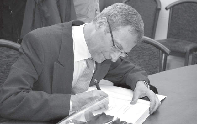 Prof. Gvido Mikelinio autografas renginio dalyviui