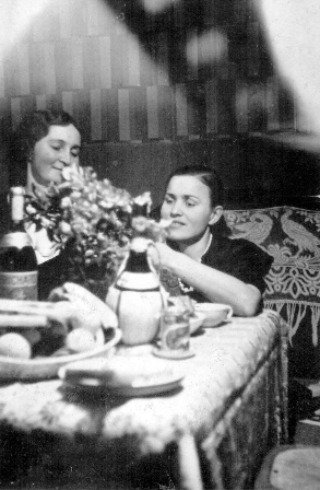 Salomėja Nėris (dešinėje) ir Petrė Orintaitė viešbučio kambaryje. Paryžius. 1936 m. gruodžio 12 d.