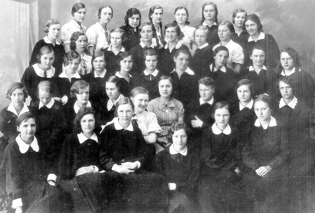 Salomėja Nėris (antroje eilėje viduryje) su auklėtinėmis, VI klasės mokinėmis.  Panevėžys. 1935 m. birželio 15 d.