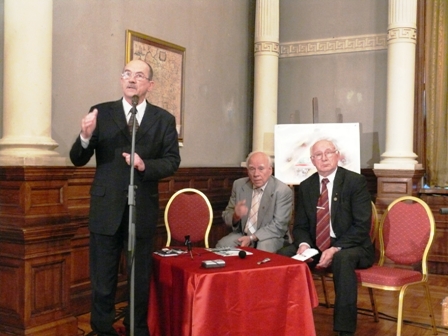 2008 m. birželio 2-oji. Mokslininkų rūmai Verkiuose. Diskusiją pradeda Romualdas Ozolas, Bronius Genzelis ir Romas Pakalnis