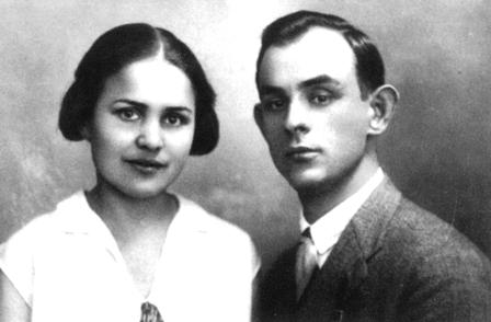 Salomėja Bačinskaitė su bičiuliu Broniumi Zubricku Vienoje. 1929 m. liepos mėn. Užrašas kitoje nuotraukos pusėje: „Jei atsirastų akstinas, kuris mus taip atskirtų, kad kiekvienas sau, tad šis atvaizdas primins malonų susipažinimą Vienoje. Bronius. Viena, 1929. VIII. 15“ Salomėja Bačinskaitė su bičiuliu Broniumi Zubricku Vienoje. 1929 m. liepos mėn. Užrašas kitoje nuotraukos pusėje: „Jei atsirastų akstinas, kuris mus taip atskirtų, kad kiekvienas sau, tad šis atvaizdas primins malonų susipažinimą Vienoje. Bronius. Viena, 1929. VIII. 15“
