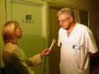Prieš operaciją Onkourologijos skyriaus gydytojas dr. Albertas Ulys bendrauja su televizijos žurnaliste