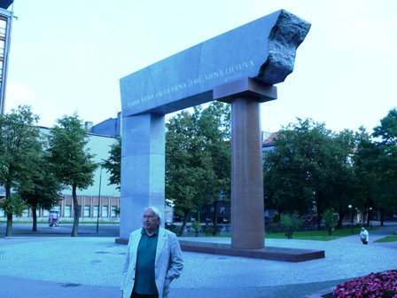 Bernardas Aleknavičius prie „Arkos“ paminklo simbolizuojančio Didžiosios ir Mažosios Lietuvos susijungimą