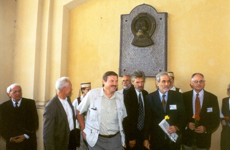 2002 m. minint I. Domeikos 200-ąsias gimimo metines tarptautinės konferencijos dalyviai prie atidengtos Ignoto Domeikos atminimo lentos, esančios Vilniaus Bazilijonų vienuolyno vartuose