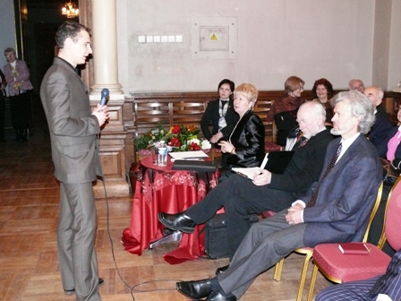 Oreivis Vytautas Samarinas ir keliautojas Vladas Vitkauskas (sėdi dešinėje) Mokslininkų rūmuose dalijosi įspūdžiais,  kaip siekė Lietuvos rekordo