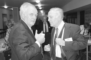 Ph. Dr. Stasys Bačkaitis (dešinėje) XIII pasaulio lietuvių mokslo ir kūrybos simpoziume bendrauja su kolega (2005 m., Vilnius)