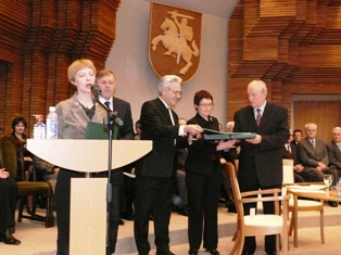 Anksti mus palikusiam Gintarui Beresnevičiui skirtą premiją atsiėmė jo žmona Auksuolė Beresnevičienė