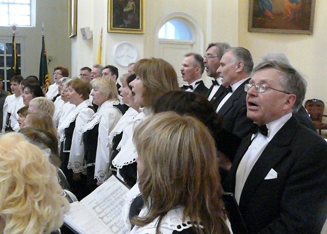 Tarnystė dainai – Lietuvos mokslų akademijos choras mini 40-metį; dešinėje – choro tarybos pirmininkas Vilius Maslauskas