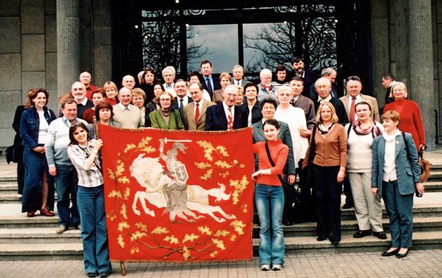V. Dargužas su Kovo 11-osios akto signatarais Fribūro universitete prie vėliavos su Lietuvos Vyčiumi studentų pagamintos prieš 100 metų ir iki šiol išsaugotos, 2003 m.