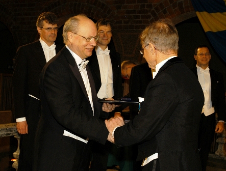 Karališkosios Švedijos žemės ir miškų akademijos prezidentas prof. Mortenas Karlsonas prof. Romualdui Deltuvui įteikia užsienio nario pažymėjimą ir medalį