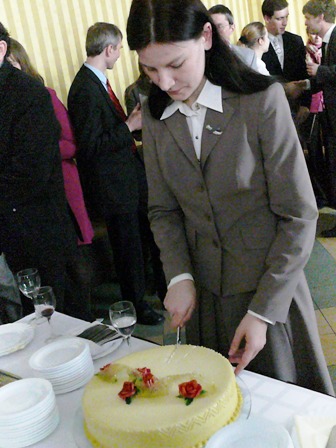 LJMS pirmininkė dr. Vilma Petrikaitė pradeda dalyti šventinį tortą