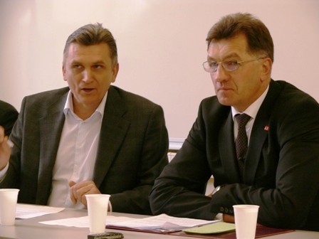 Diskusijos vedėjas, politikos apžvalgininkas Virgis Valentinavičius ir kandidatas į Lietuvos Respublikos prezidento postą Algirdas Butkevičius