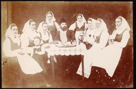 Jurgis Zauerveinas Norvegijos moterų draugijoje Dovrėje 1883 m.; iš kairės: Oline Hole, Mari Uro su dukterimi Oline; iš dešinės: Sigrid Tofte, Anne Bjornsgard, Ragnhild Breidal. Andreaso Lundho nuotrauka