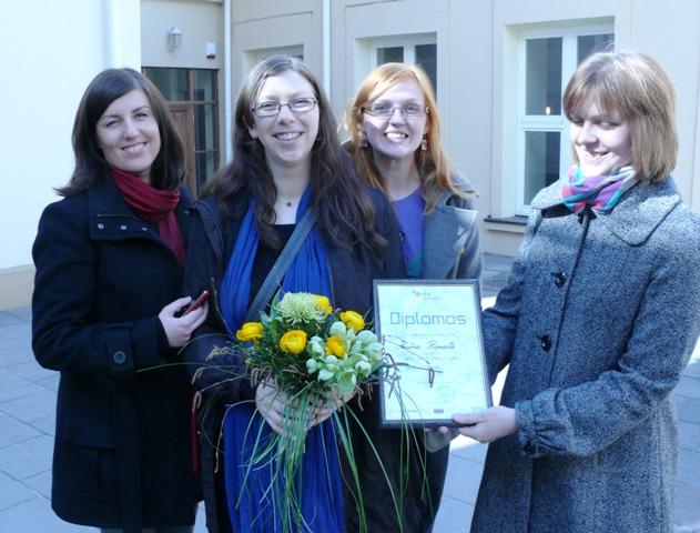 Geriausios 2009 m. disertacijos autorę dr. Aušrą Rimaitę (antra iš kairės) sveikina draugės