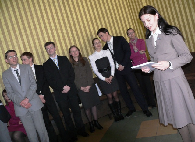 Jaunųjų mokslininkų sąjungos pirmininkė Vilma Petrikaitė garbės raštus įteikia geriausiems 2009 m. disertacijas apsigynusiems jauniesiems mokslininkams