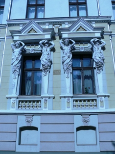 Vieno iš pastatų fasadas gražiausioje Klaipėdos Liepų gatvėje