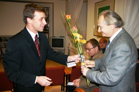 Lenkų instituto direktorius Mariušas Gaštolas instituto renginyje sveikina profesorių Arnoldą Piročkiną