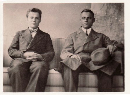 Jurgis Gerulis (dešinėje) ir V. Gustainis 1930 m. „Aido“ redakcijoje, Kaune 