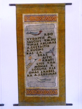 Rygiškių Jono gimnazijoje galima rasti ženklų, susijusių su Algirdo Juliaus Greimo vardu