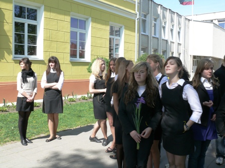 Marijampolės Rygiškių Jono gimnazijos gimnazistės laukia akimirkos, kai atminimo lenta su A. J. Greimo vardu bus atidengta ant gimnazijos pastato sienos