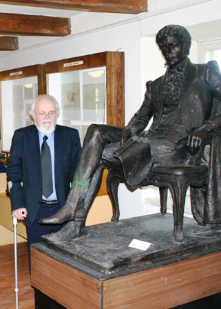Theodoro Grotthusso fondo vienas iš steigėjų Zygfrydas fon Grothusas 2006 m. Žeimelio Žiemgalos muziejuje prie Teodoro Grothuso skulptūros (autorius Kęstutis Balčiūnas)
