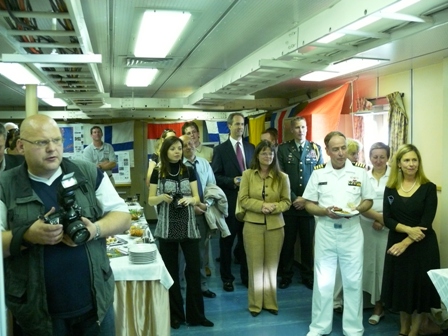 JAV karinio jūrų tyrimų laivo „USNS Henson“ kapitonas Endriu Petruška su žmona Lora sveikina į laivą atvykusius svečius