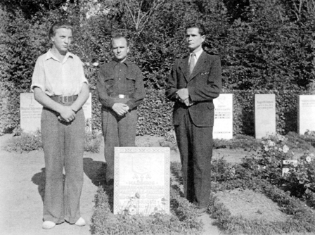 Tremtiniai lietuvių jaunuoliai prie Martyno Jankaus kapo. Kairėje – jo anūkas Endrius Jankus. Flensburgas, 1946 m.