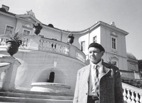 Kultūros veikėjas, buvęs LDM darbuotojas, dailėtyrininkas Petras Juodelis prie Palangos gintaro muziejaus (1973 m.)