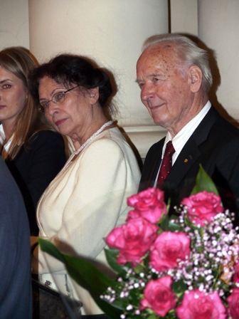 Prof. Leonardas Kairiūkštis su žmona Irena jo 80-mečiui skirtoje parodoje 