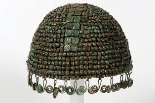 Aisčių bendruomeninės aristokratės kepuraitė iš 66 Dauglaukio moters kapo. III a. vidurys