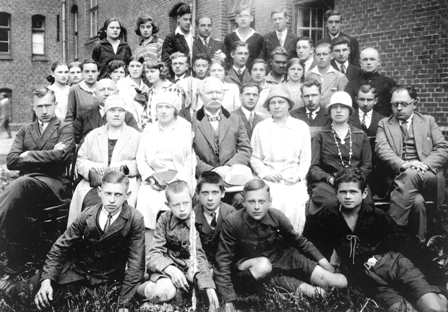 Klaipėdos lietuvių gimnazijos mokytojai ir mokiniai. 1929 m. birželio 15 d. Viduryje sėdi direktorius Pranas Mašiotas
