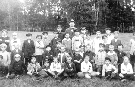 Klaipėdos liaudies (pradinės) mokyklos moksleiviai ir mokytojai. Apie 1929 m.