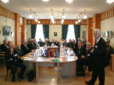 Turaidoje Baltijos šalių mokslų akademijų apskritojo stalo diskusijoje Lietuvos mokslų akademijos prezidentas akad. Zenonas Rokus Rudzikas skaito pranešimą apie tarptautinio mokslinio bendradarbiavimo iššūkius ir galimybes