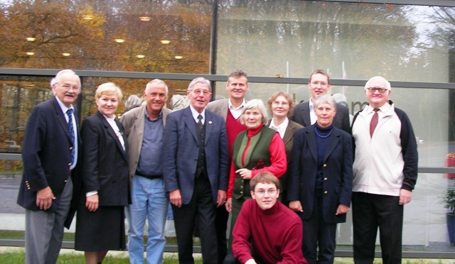 Prie Sankelmarko akademijos. Tarptautinės mokslinės konferencijos „Kraštas prie Nemuno“ (2006 m. lapkritis) dalyvių iš Lietuvos ir Vokietijos grupė su Baltijos akademijos buvusiu vadovu dr. Dietmaru Albrechtu (trečias iš kairės) ir dabartiniu vadovu dr. Christianu Pletzingu (antras iš dešinės)
