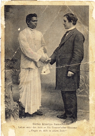 Misionierius Kristupas Lokys su indų mokytoju Stefanu Khariya Samada iš Bengalijos 1902 m. Atvirukas. Išleido H. Steinwenderio fotosalonas