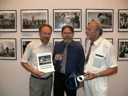 Po parodos atidarymo Jonas Kuprys (viduryje) su bibliotekininkais Vytautu Gocentu ir Vytautu Rimša