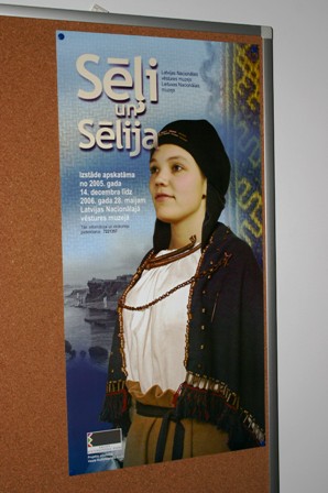 2005 m. Latvijos nacionaliniame istorijos muziejuje vykusios parodos „Sėla ir sėliai“ plakatas