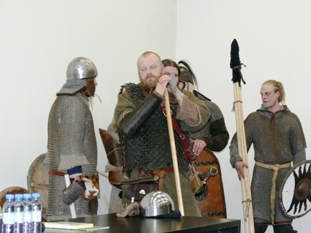 2008 m. Tarptautinės Vilniaus knygų mugės metu „Litexpo“ rūmuose buvo pristatyta latvių rašytojų Valžio Rūmnieko (Valdis Rūmnieks) ir Andriejaus Miglos (Andrejs Migla) knyga „Kuršių vikingai“, kurios metu buvo inscenizuotos senovės baltų ir vikingų kovos