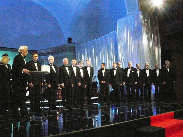 Nacionalinės pažangos premijos komiteto pirmininkas akad. Benediktas Juodka sveikina premijos laureatus ir komiteto narius