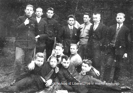 Alytaus gimnazijos abiturientai; stovi trečias iš kairės Vytautas Maknickas