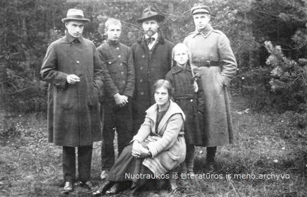 Sėdi Marytė Nemeikšaitė, stovi: antras iš kairės Vytautas Maknys, greta jo – Antanas Žmuidzinavičius su dukra Giedre