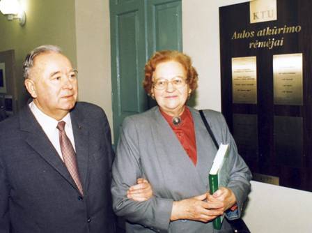 Zenona ir Marijonas Martynaičiai KTU auloje, minint universiteto 75-metį